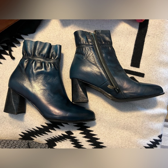 Deep blue leather Spring Step L’Artiste booties Size 40, fit like a size 8.5-9. - Picture 5 of 7